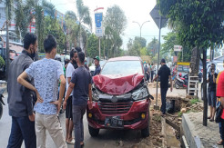 Pikap Ngerem Mendadak, Tiga Mobil Tabrakan Beruntun di Palembang