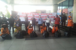 Pengusaha Perikanan di Pelabuhan Muara Baru Bagikan Paket Sembako