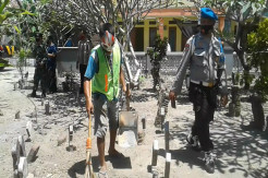 Sambil Pakai Topeng Ultraman, Pelanggar Protokol Kesehatan Disuruh Bersihkan Kuburan