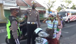 Razia di Sampang, Warga Tak Pakai Masker Dihukum Baca Alquran