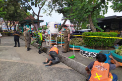 Kedapatan Tak Pakai Masker, Puluhan Warga Menyapu dan Push Up