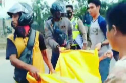 Asyik Main HP saat Bawa Motor, Pemuda Palembang Tewas Terlindas Truk