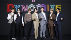 BTS Bakal Konser di...