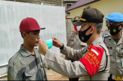 Polsek Kemuning Sosialisasi Protokol Kesehatan di Pasar Tradisional