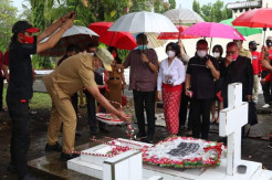 Gubernur Olly Ziarah ke Makam CJ Rantung dan HV Worang