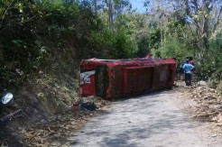 Bus Rombongan Peziarah Terbalik di Tanjakan Rembang