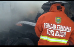 Gudang Bus Bekas di Madiun Ludes Terbakar