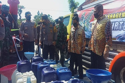 Krisis Air Bersih, Polres Sragen Bantu Warga Kecamatan Tangen
