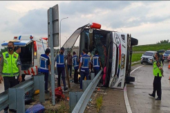 Bus Terguling di Jalan Tol Tebing Tinggi-Medan, 1 Tewas, 15 Terluka