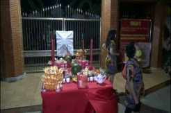 Umat Konghucu Gelar Sembahyang Zhong Qiu di Depan Pintu Tergembok