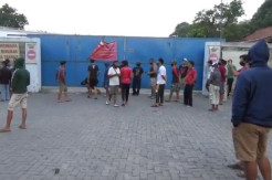 Tuding Mengganggu Ketenangan, Warga Segel Pangkalan Truk