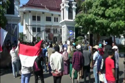Desak Sekdes Dicopot, Puluhan Warga Geruduk Kantor Bupati Tuban