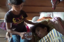 Bocah Perempuan di Bone Ini Merawat Ibu yang Terkena Kanker Sendirian, Kemana Bupati?
