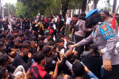 Aksi Penolakan RUU Omnibus Law di Bitung, Polwan Bagikan Air Mineral dan Roti