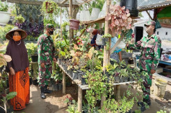 Janda Bolong Hangatkan Komsos Satgas TMMD di Tanah 600