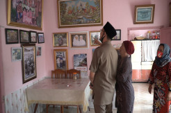 Seorang Nenek Menarik Calon Wali Kota Bukittinggi Ini ke Rumahnya, Ada Apa?