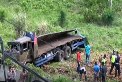 Rem Blong, Truk Bermuatan Kelapa Kecelakaan di Tol Bakauheni