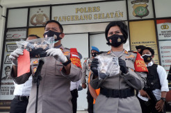 Remas Payudara Gadis...