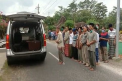 Jenazah Pasien COVID-19 di Jember Disalatkan di Tengah Jalan Raya