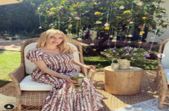 Emma Roberts yang Fashionable dengan Gaun Floral Tory Burch