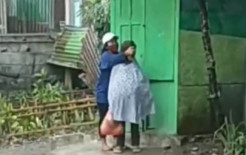 Cewek Cantik Ini Tega Pukuli Ibu Kandungnya saat Hujan Deras