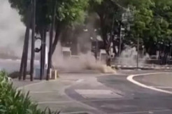 Asap Mengepul dari Gorong-gorong Depan Istiqlal, Petugas Pasang Garis Polisi