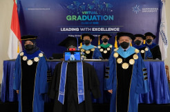Wisuda Unik, Sampoerna University Gunakan Teknologi Robot Gantikan Para Wisudawan