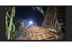 Diterjang Angin Puting Beliung, Rumah dan Tiang Listrik Roboh