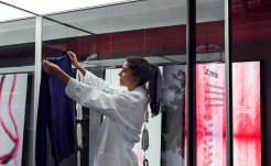 Pelanggan H&M Boleh Lihat Mesin Daur Ulang di Toko