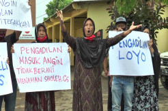 Terdakwa Kasus Perusakan Jadi Tahanan Kota, Keluarga Korban Unjuk Rasa