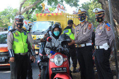 Operasi Zebra Rinjani, Kirain Mau Ditilang Tak Tahunya Dapat Hadiah Helm dan Masker