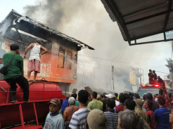Enam Toko Ludes Terbakar di Pasar Inpres Pendopo Pali