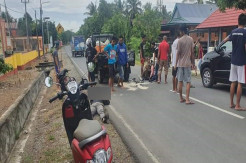 Mobil Pikap Sedang Berhenti Ditabrak Sepeda Motor, 1 Tewas di TKP