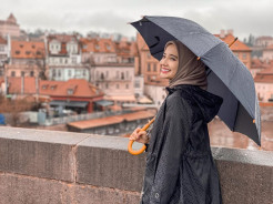7 Fashion Item Buat Hijabers Biar Tetap Kece saat Musim Hujan