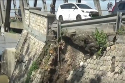 Digerus Hujan, Turap Jembatan Penghubung Tuban-Bojonegoro Longsor