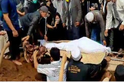 Isak Tangis Iringi Pemakaman Gatot Brajamusti