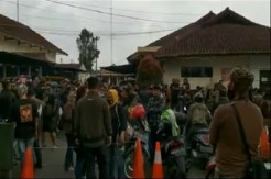 Salah Paham dengan Warga, Ratusan Anggota Ormas Datangi Polres Cimahi