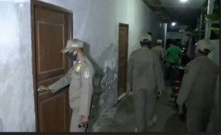 Asyik Kencani Selingkuhan di Tepi Jalan, Diciduk Petugas