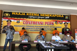 1 Wanita dan 2 Pria...