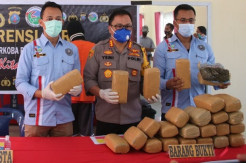 2 Kurir Dibekuk Saat Selundupkan 2.297 Butir Pil Happy Five dan 26 Kg Ganja