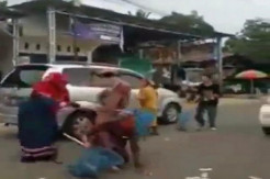 Heboh Video Pengendara Mobil Tebar Banyak Uang di Jalanan untuk Sumbangan