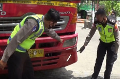 Polisi Tangkap Sopir-Kernet Truk Tangki Penabrak Orang Duduk Sila di Madiun