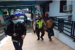 Waduh! Pintu Masjid di Pontianak Dirusak Seorang Mahasiswa