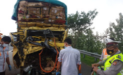 Truk Pengangkut Cabai Seruduk Fuso, Korban Tergencet Bodi Kendaraan Ringsek