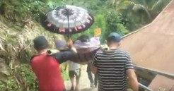 Selamatkan Nyawa, Warga Harus Tandu Ibu Hamil Sejauh 3 Km