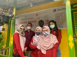 Tim Penerima Beasiswa LPDP Edukasi soal Internet dan Budidaya Lele di Cilincing