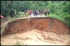 Diterjang Banjir Bandang, Jembatan Penghubung 8 Desa di Leuser Putus Total