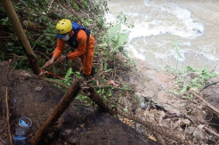 Korban Ekskavator Jatuh ke Jurang 200 Meter Masih Hilang, Tim Pasang Jaring di Sungai
