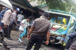 Tragis, Truk Lepas Kendali Tabrak Angkot, Sopir dan Balita Tewas