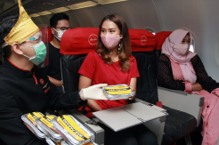 AirAsia Bagi Bagi Nasi Padang di Penerbangan Perdana